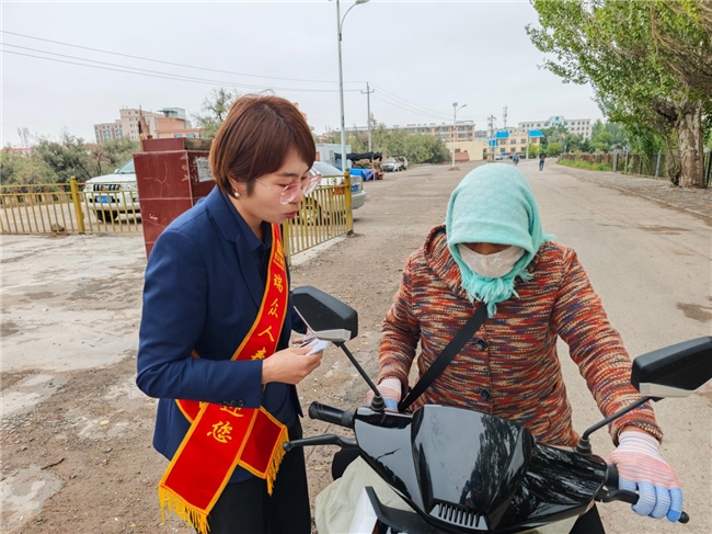 金融教育宣传周｜瑞众保险阿拉善中支走进农村开展消保宣传活动